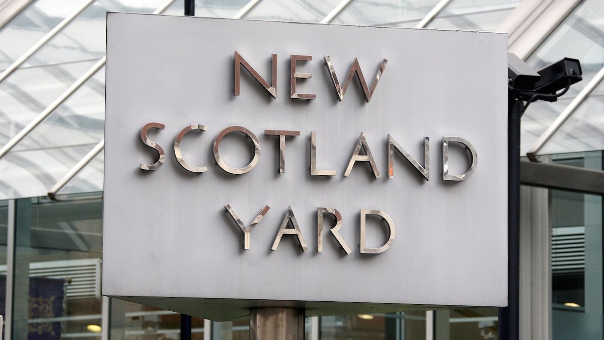 Šéf Scotland Yardu odmítl test na drogy. Na dovolené řádil a nepřeje si ostudu